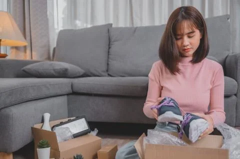 Unpack package and open parcel when online shopping and good delivery.  写真素材