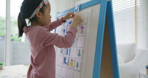 Unplugged coding activity for kindergarten kids at home or homeschool. 스톡 동영상 165293677