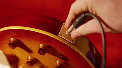 Unplugging and Disassembling Audio Cable on Electric Guitar Vidéo 347843801