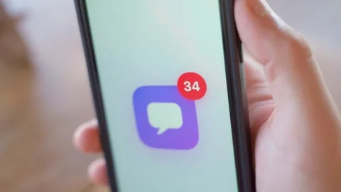 Unread messages badge on chat app icon on smartphone screen close-up. Vídeos de archivo 342810734