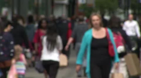 Unrecognisable crowd of different races and nationalities in city Vidéo 11516709