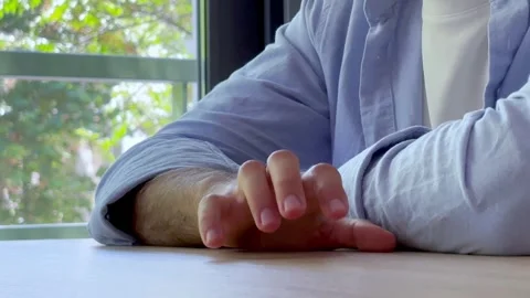 Unrecognizable anxious businessman with beard tapping his fingers on the table Vídeos de archivo 345113741