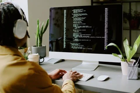 Unrecognizable Black Specialist Coding In Office Foto stock