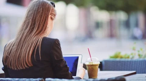 Unrecognizable Businesswoman using Digital Tablet in outdoor Cafe. SLOW MOTION. Видео 67847192