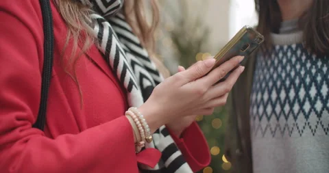 Unrecognizable couple using smartphone in a city. Vidéo 86084870