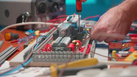 Unrecognizable electrician screwing a red wire with a screwdriver in an Vídeo Stock 232465294