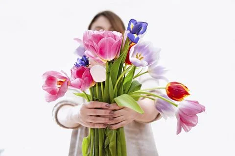 Unrecognizable female demonstrating to camera big bouquet of fresh vibrant Fotos de archivo