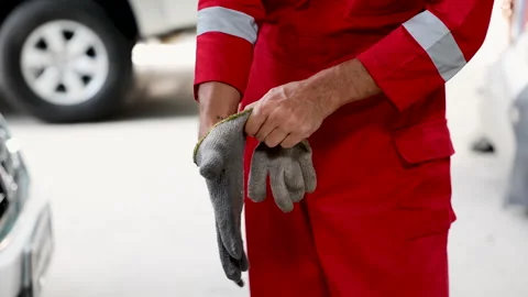 Unrecognizable hand of mechanic man action wearing dirty gloves ready to wo.. Video stock 246066747