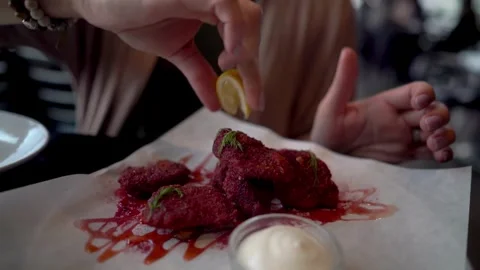 Unrecognizable hand prepare dish with fish, squeezing lemon juice onto the dish. Stock-Footage 336588850