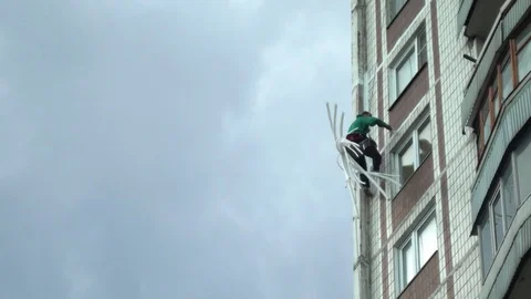 An unrecognizable high-altitude worker. 動画素材 78490596