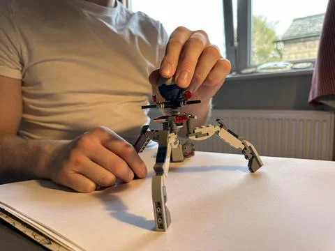 Unrecognizable man building constructor toy Foto stock