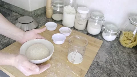 Unrecognizable man covering bread dough with transparent film to let it rise 스톡 동영상 131419046
