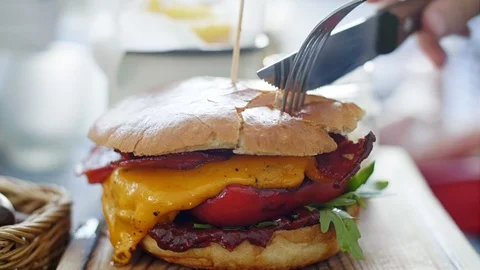 Unrecognizable man eating a hamburger Video stock 90651503