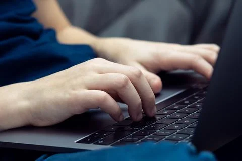 Unrecognizable man hands typing, using laptop keyboard knees. E-learning an.. 库存照片