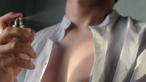 Unrecognizable man uses a perfume to apply it on the skin, close-up Video stock 132114546