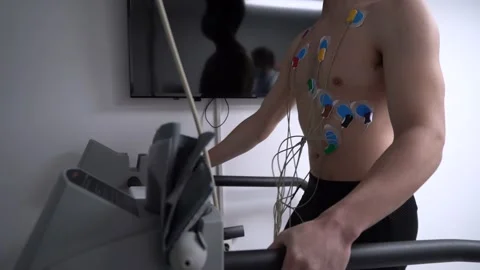 Unrecognizable man walking on treadmill during cardiac stress test Video stock 152443183