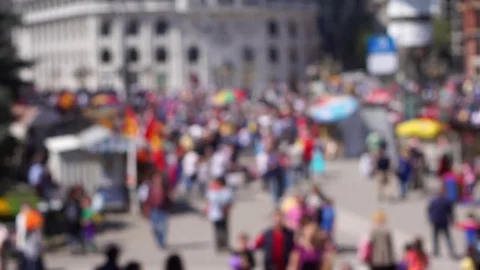 Unrecognizable, out of focus people walking in city downtown 動画素材 74384205