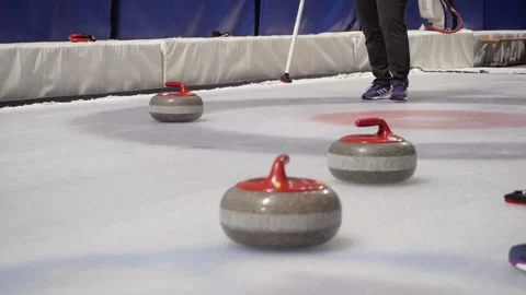 Unrecognizable people are playing curling. 库存影片 223384537