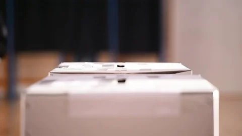 Unrecognizable people casting votes into the ballot box during elections Vídeos de archivo 70521252