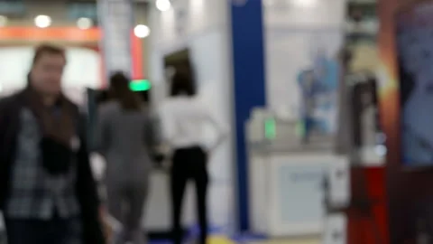 Unrecognizable people in the mall. Video stock 153048468