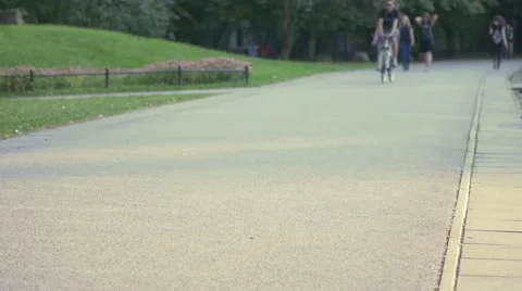 Unrecognizable people in the park. Video stock 67817628