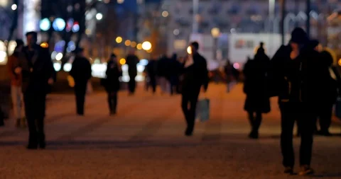 Unrecognizable people on the sidewalk. Evening n Warsaw. 動画素材 86569091