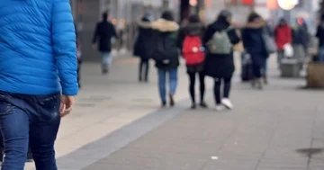 Unrecognizable people on the sidewalk in Warsaw. 動画素材 85700541