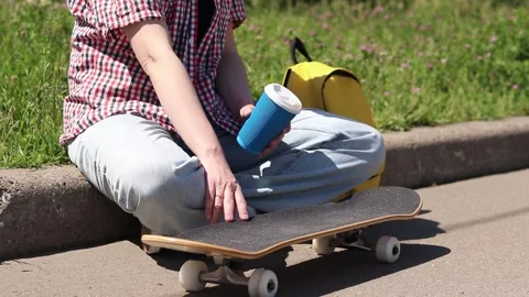 Unrecognizable person in comfortable summer clothes with a skateboard Video stock 335707709