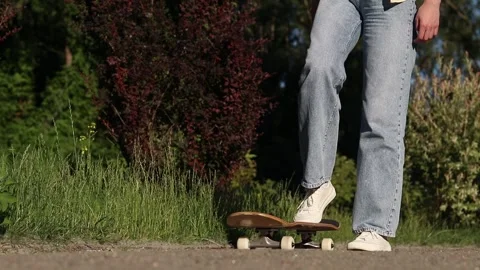 Unrecognizable person practicing with skateboard Stock-Footage 336914903