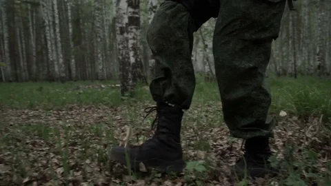Unrecognizable soldier running in woods Vidéo 76913375
