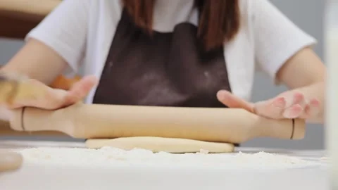 Unrecognizable woman baker hands keep rolling pin with flour on table rolling 库存影片 293282797