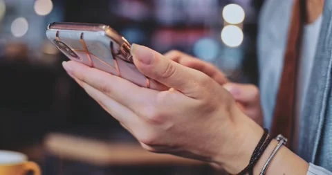 Unrecognizable Woman Hands Use Smartphone In Coffeeshop. SLOW MOTION Stabilizer Vidéo 141136880