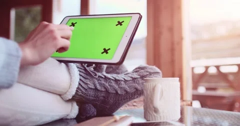 Unrecognizable woman using digital tablet with key-green screen. Slow Motion 4K Vidéo 68821948