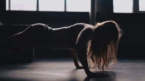 Unrecognizable young woman doing pushups in a gym Video stock 89848877