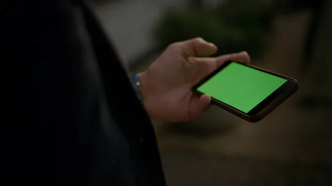 Unrecognized business man reading message on mobile phone with chroma key. 4k Video stock 131598330