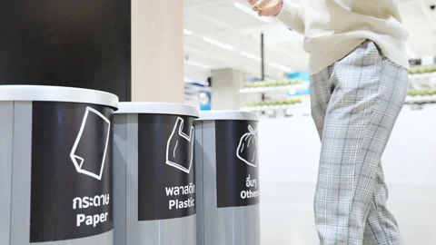 Unrecognized female throwing a plastic drinking glass into recycle bin Vidéo 155075779