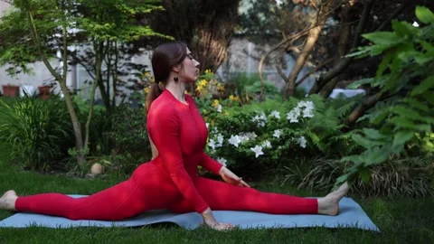 Unsafe stretching without guidance 库存影片 336780869