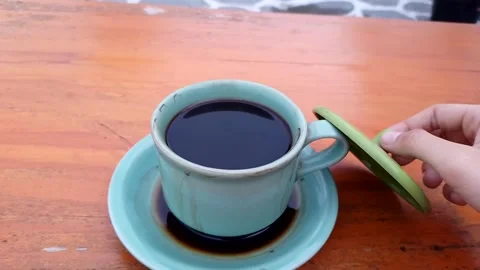 Unscrew the cup of coffee on the table. Video stock 206682712