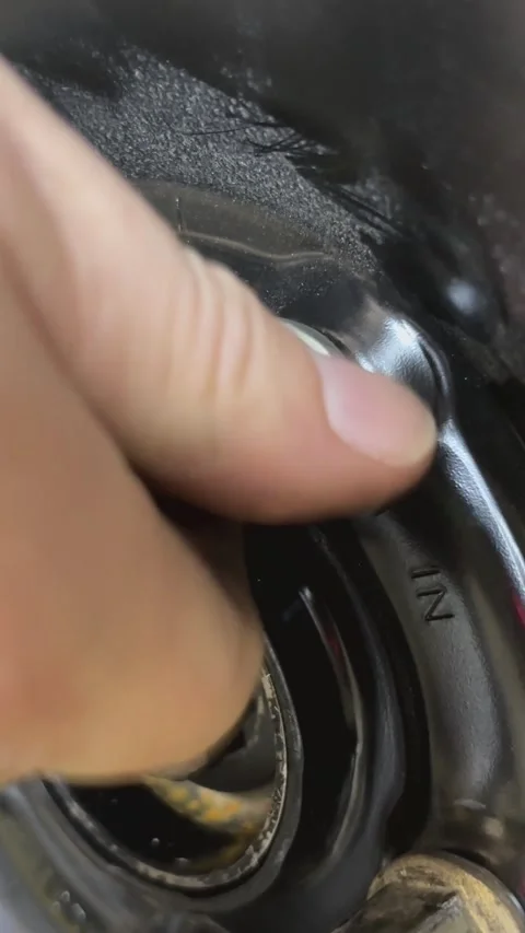 Unscrewing lug nut Stock Footage 305261020