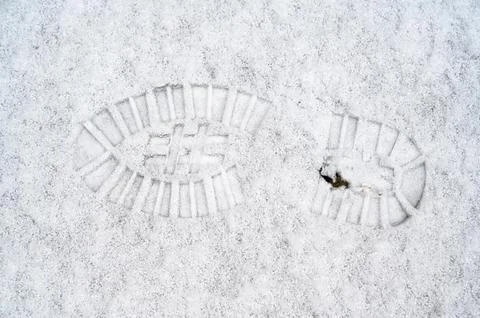 Unseen steps leave enigmatic patterns upon untouched snow surface Foto stock