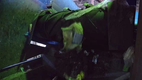 Unsorted garbage moves along the conveyor belt. Dirty waste and plastic Vídeo Stock 220747151