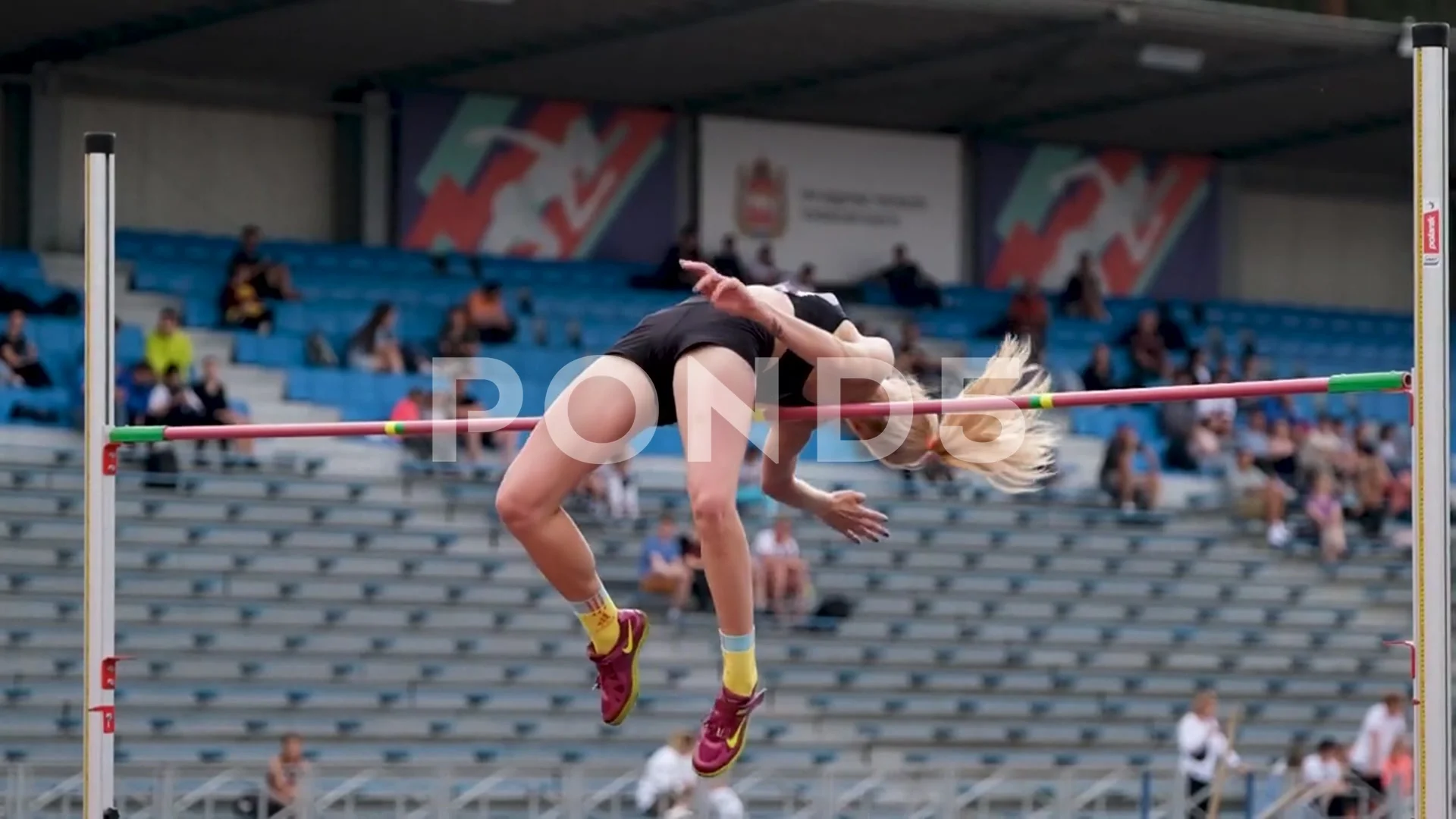 unsuccessful attempt female athlete high, Stock Video