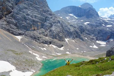 Unterer Eissee with a young man under the Dachstein glacier near to Simonyhtt Foto stock