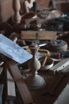 Untidy workplace in an old carpenter workshop with wood carpenter tools in the Foto stock