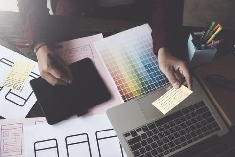 Until creating a mobile application, a developer compares color and interface 스톡 사진