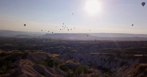 Until sunset. Flying over the valley with balloons. Balls away. Beautiful view. Stock-Footage 104861222