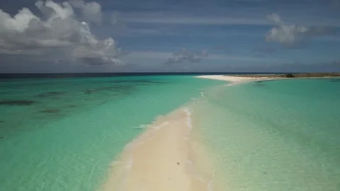 Untouched Caribbean paradise featuring the pristine sandbar of Cayo de Agua Vídeos de archivo 336545448
