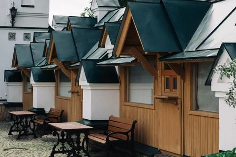 Unusual architecture. The triangular roofs of the cabins are in perspective. Stockfoto's