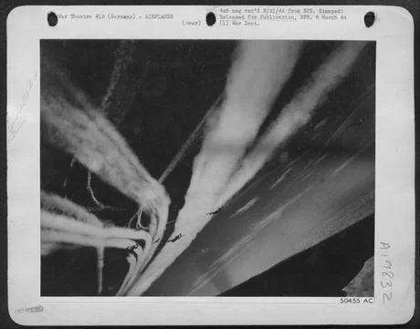 UNUSUAL CELESTIAL PATTERN: 8th AAF Liberators and fighters draw a celestia... Stock Photos