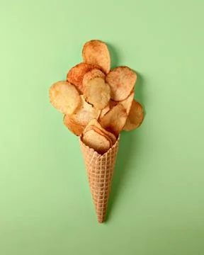 Unusual creative snack concept: crispy potato chips arranged in a waffle co.. 스톡 사진
